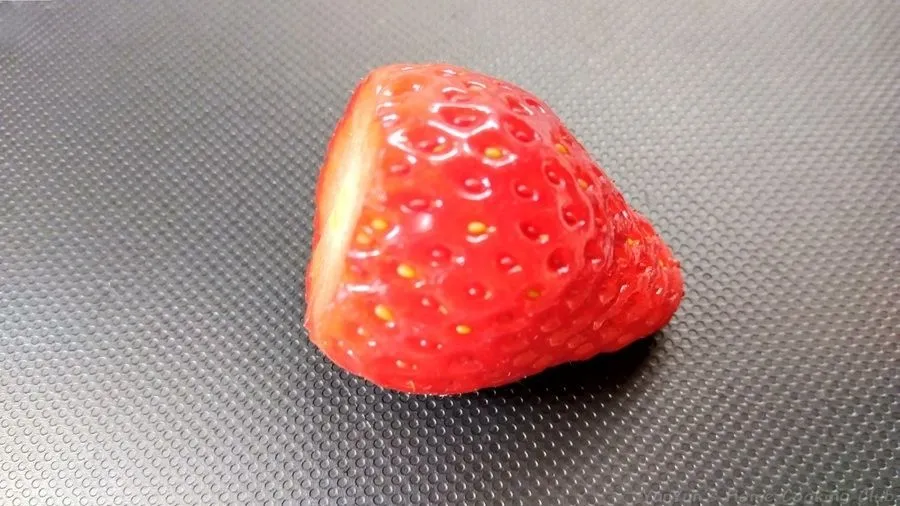 まな板の上にあるへたを取ったいちご。