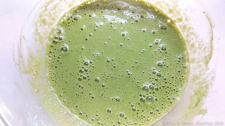 抹茶を加えた生地。