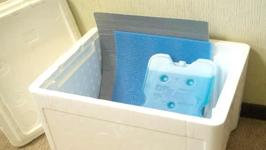 保冷剤が入っている配送ボックス