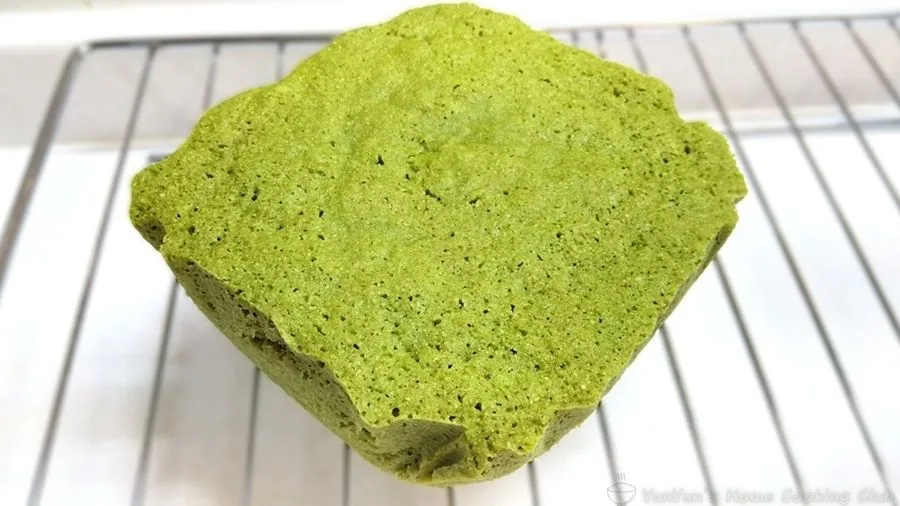 ケーキクーラーに置いている抹茶おから蒸しパン。