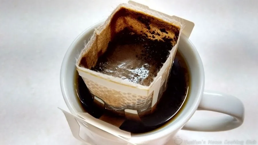 ドリップバッグコーヒーでコーヒーを淹れている様子。