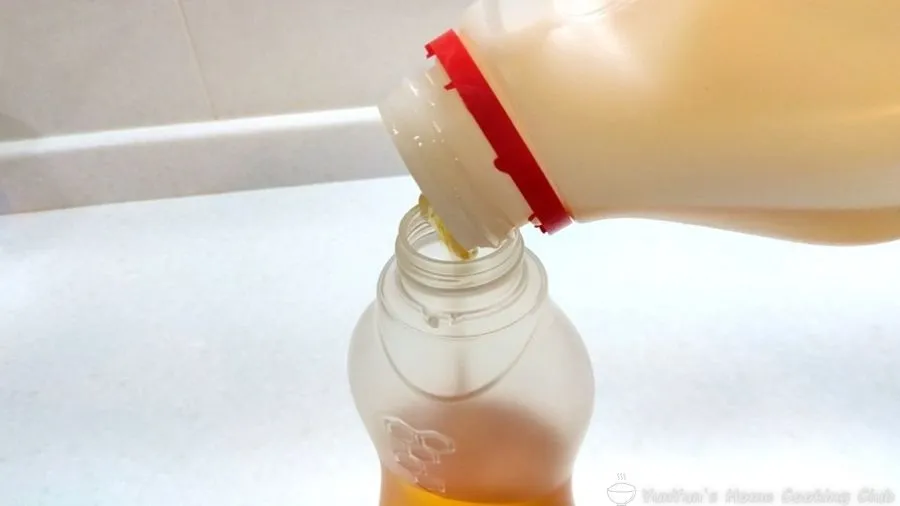 大容量のアカシアはちみつを専用の容器に詰め替えている様子。