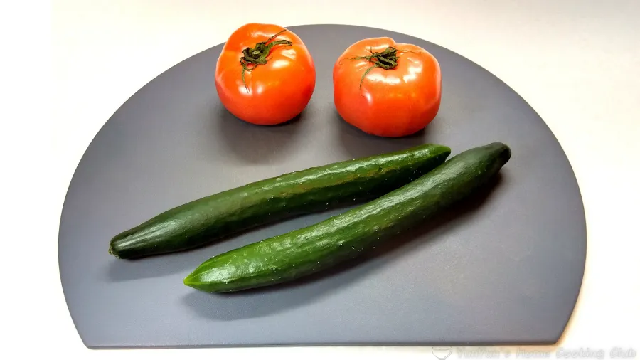 D型まな板の上に載せたトマトときゅうりの写真