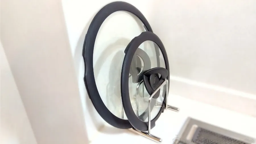 まな板スタンドに鍋の蓋を立てて収納している様子